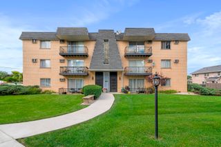 909 Plainfield Road 10, Darien, IL 60561