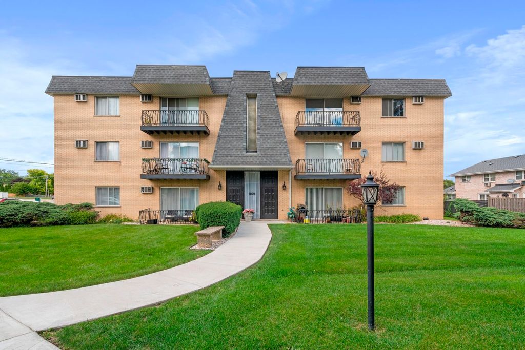 909 Plainfield Road 10, Darien, IL 60561