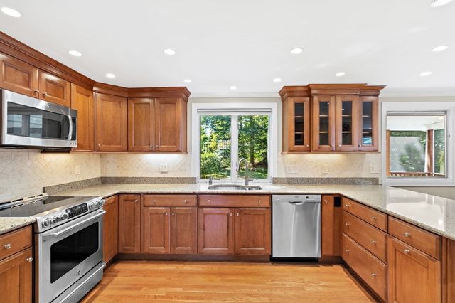 215 Oak Hill Circle, Concord, MA 01742