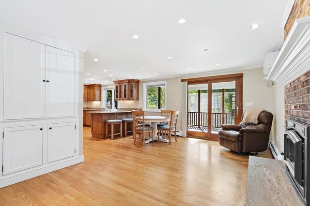215 Oak Hill Circle, Concord, MA 01742