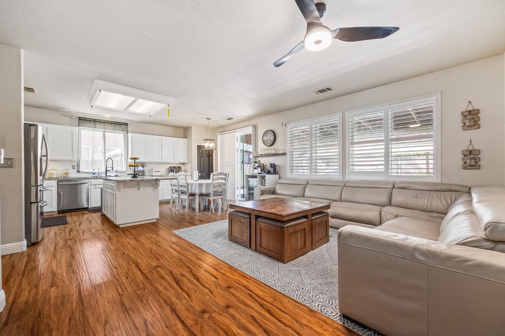 Image 11 of property listing at 1942 Hanson Avenue, Clovis, CA 93611