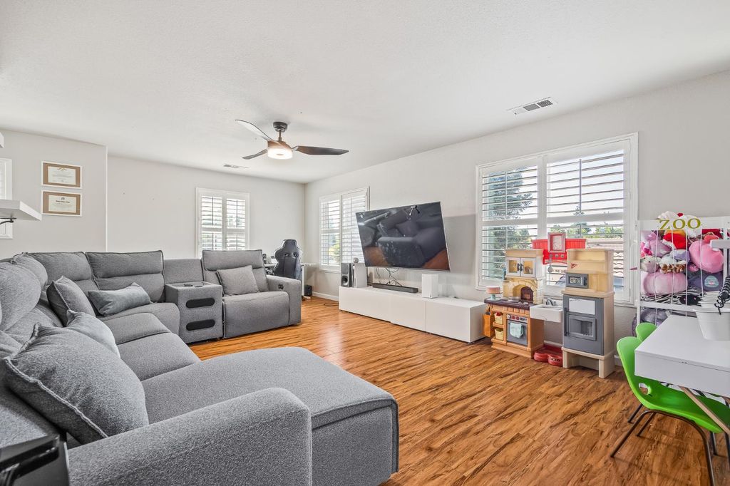 Image 18 of property listing at 1942 Hanson Avenue, Clovis, CA 93611