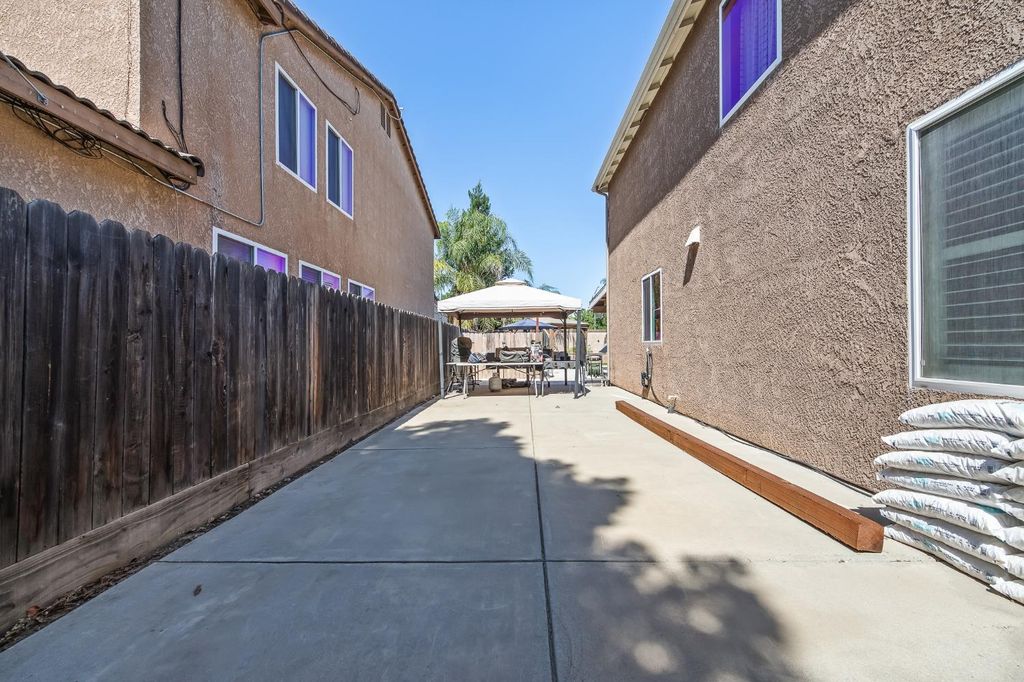 Image 42 of property listing at 1942 Hanson Avenue, Clovis, CA 93611