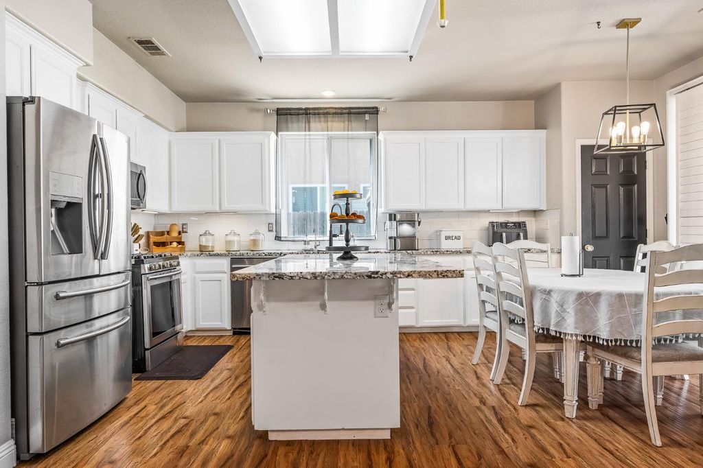 Image 5 of property listing at 1942 Hanson Avenue, Clovis, CA 93611