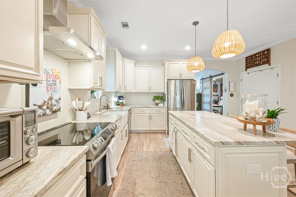 Image 11 of property listing at 506 E 34th Street, Savannah, GA 31401