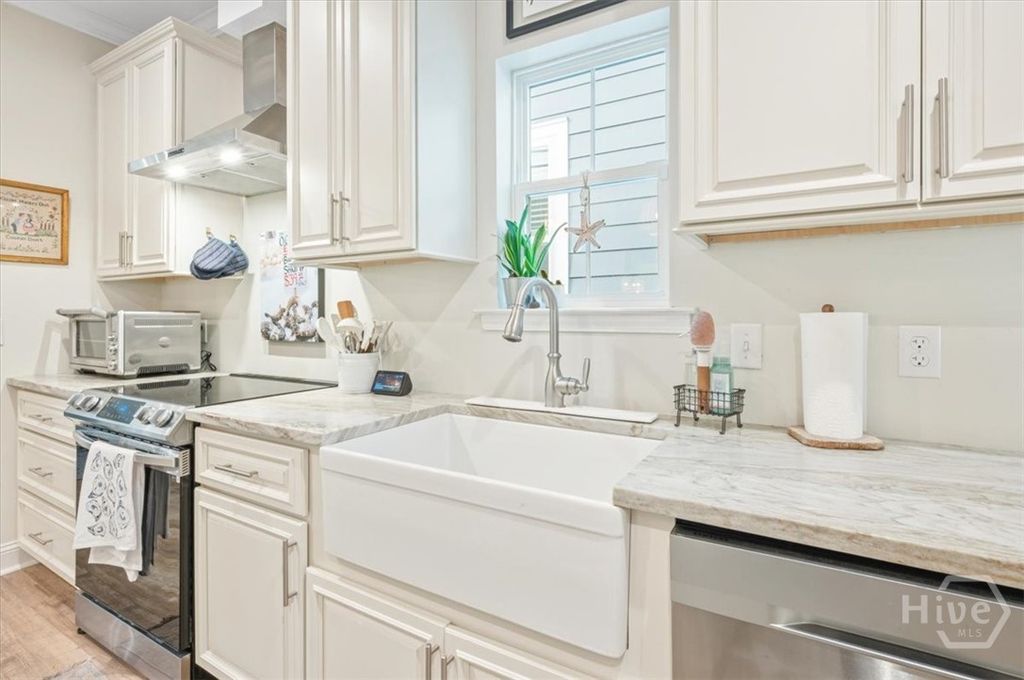 Image 14 of property listing at 506 E 34th Street, Savannah, GA 31401