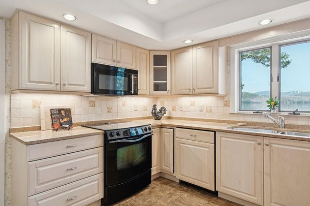 9 Umbrella Point, Wolfeboro, NH 03894