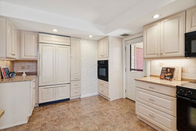 9 Umbrella Point, Wolfeboro, NH 03894