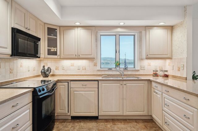 9 Umbrella Point, Wolfeboro, NH 03894