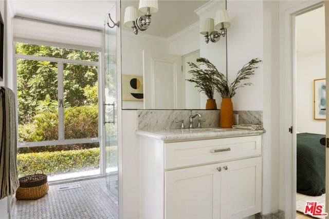936 Chantilly Road, Los Angeles, CA 90077