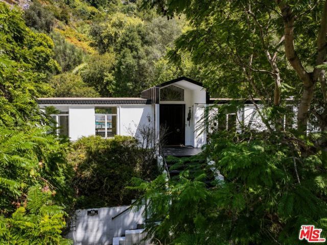 936 Chantilly Road, Los Angeles, CA 90077