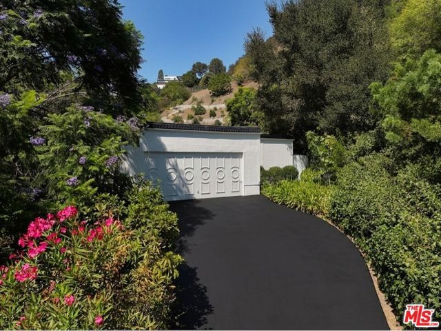 936 Chantilly Road, Los Angeles, CA 90077