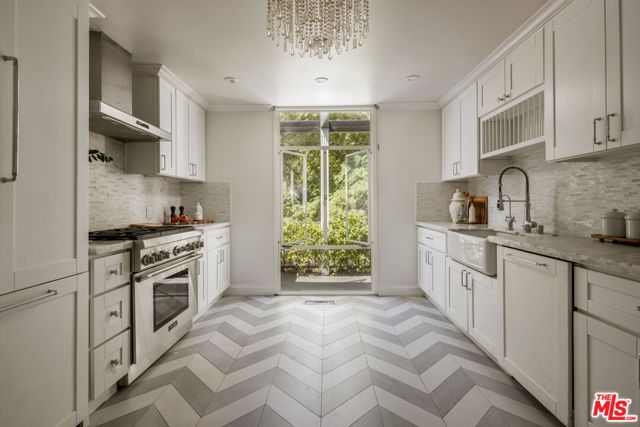 936 Chantilly Road, Los Angeles, CA 90077