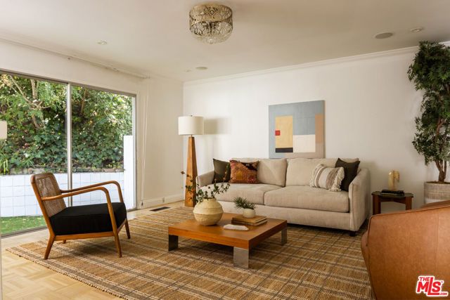 936 Chantilly Road, Los Angeles, CA 90077