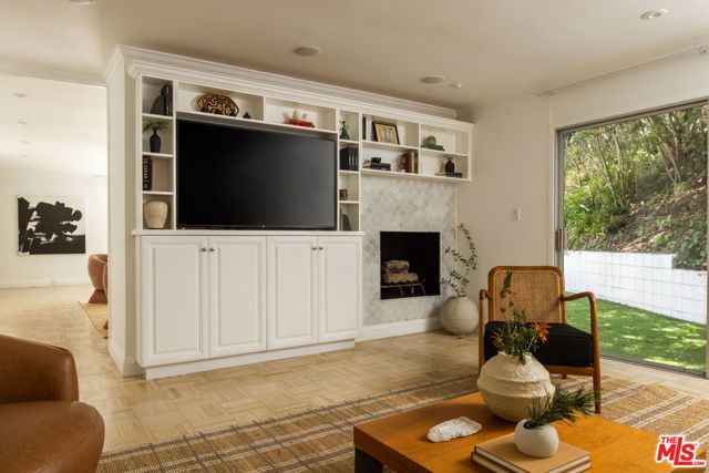 936 Chantilly Road, Los Angeles, CA 90077