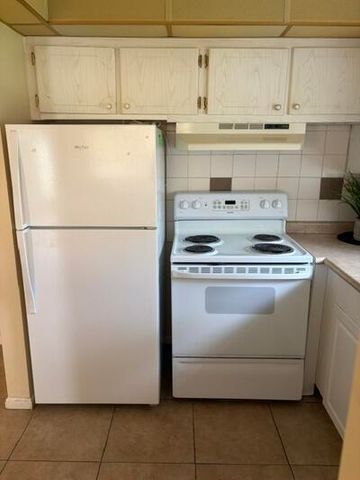 145 Dorchester G, West Palm Beach, FL 33417