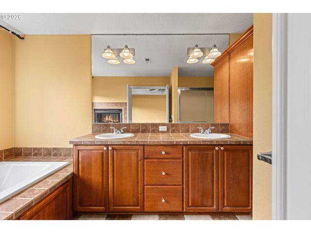 13728 Nw HENNINGER Ln, Portland, OR 97229