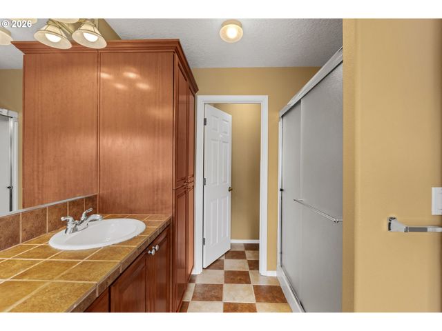 13728 Nw HENNINGER Ln, Portland, OR 97229