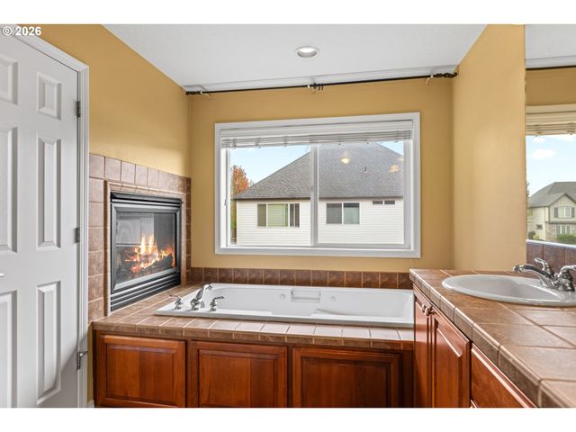 13728 Nw HENNINGER Ln, Portland, OR 97229