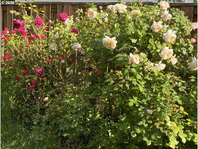 13728 Nw HENNINGER Ln, Portland, OR 97229