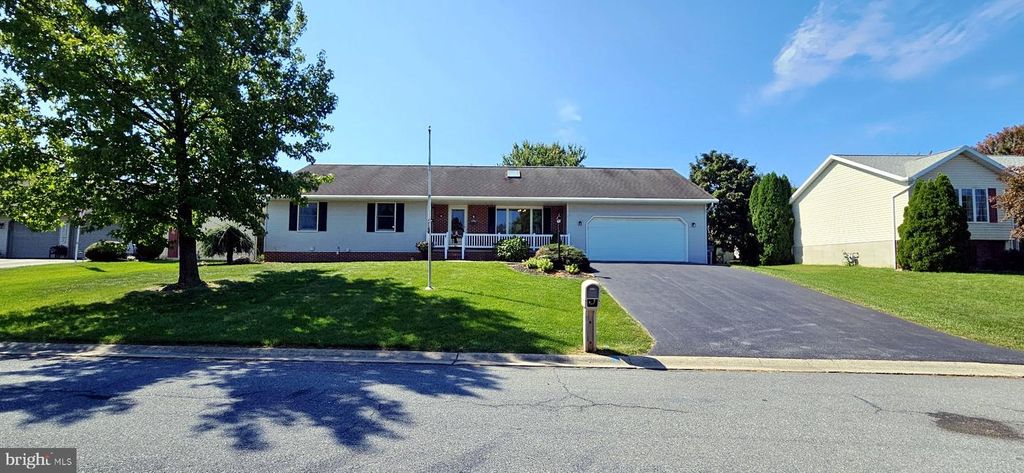 613 RICHFIELD DR, Lebanon, PA 17042