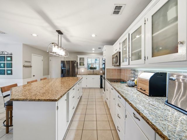 801 Alamo Dr, Kerrville, TX 78028