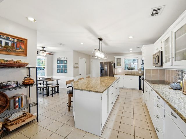 801 Alamo Dr, Kerrville, TX 78028
