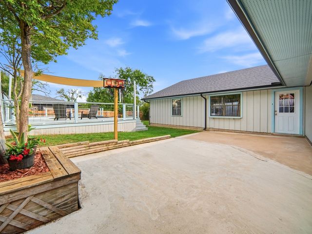 801 Alamo Dr, Kerrville, TX 78028