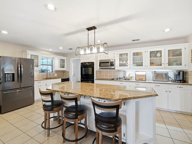 801 Alamo Dr, Kerrville, TX 78028