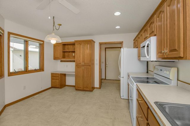 2224 Pinewood Drive, Shakopee, MN 55379