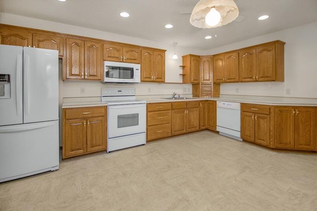 2224 Pinewood Drive, Shakopee, MN 55379