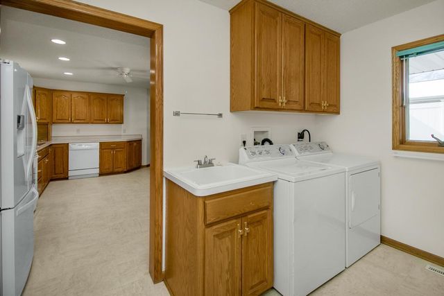 2224 Pinewood Drive, Shakopee, MN 55379
