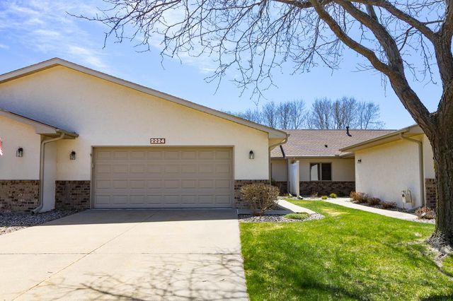 2224 Pinewood Drive, Shakopee, MN 55379