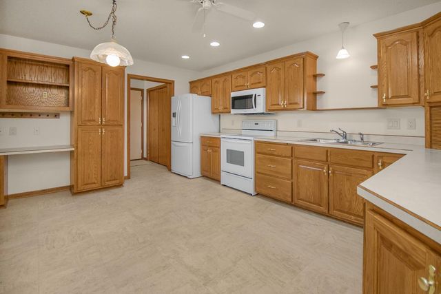 2224 Pinewood Drive, Shakopee, MN 55379