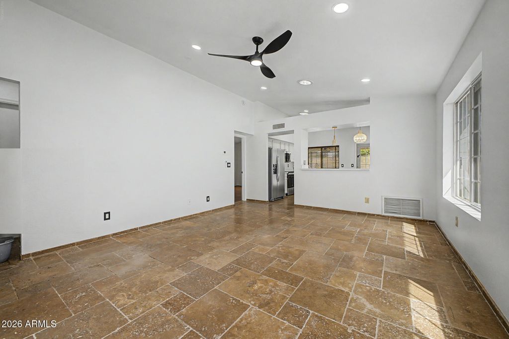 Image 10 of property listing at 9649 S 44TH Street, Phoenix, AZ 85044