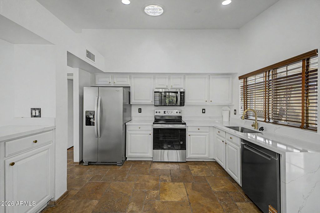 Image 5 of property listing at 9649 S 44TH Street, Phoenix, AZ 85044