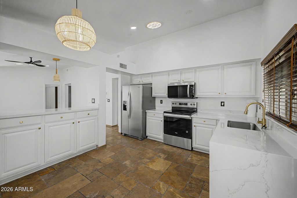 Image 6 of property listing at 9649 S 44TH Street, Phoenix, AZ 85044