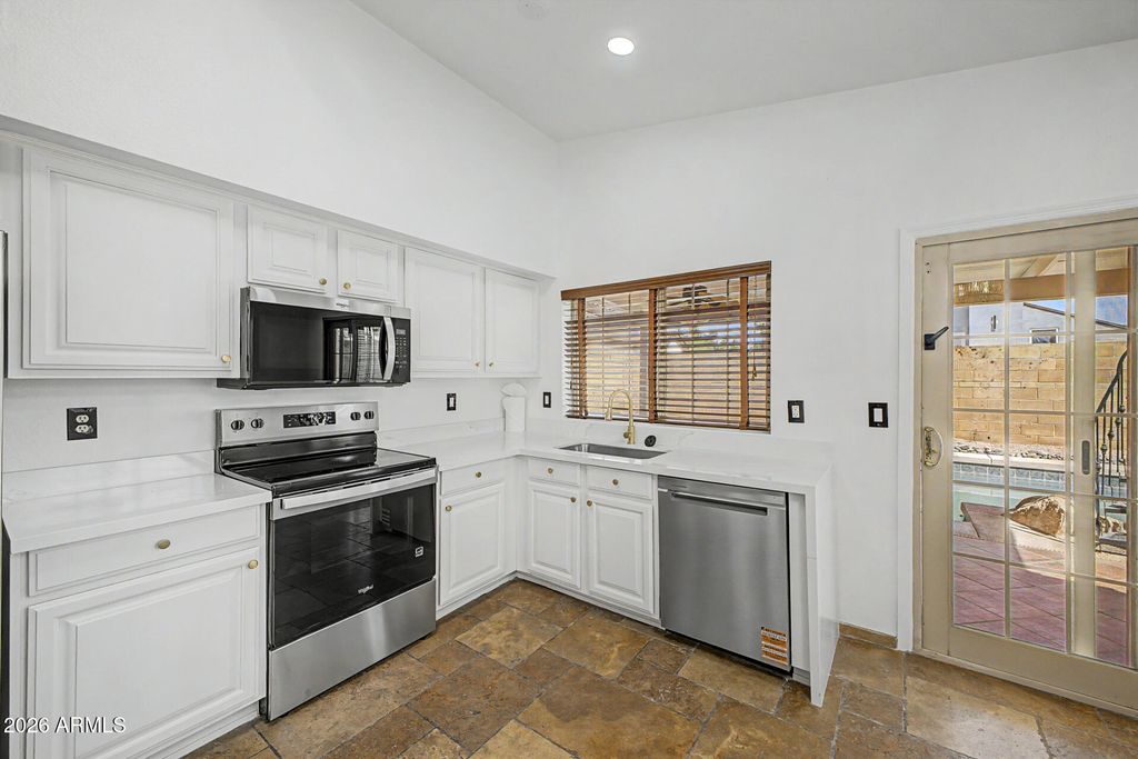 Image 8 of property listing at 9649 S 44TH Street, Phoenix, AZ 85044