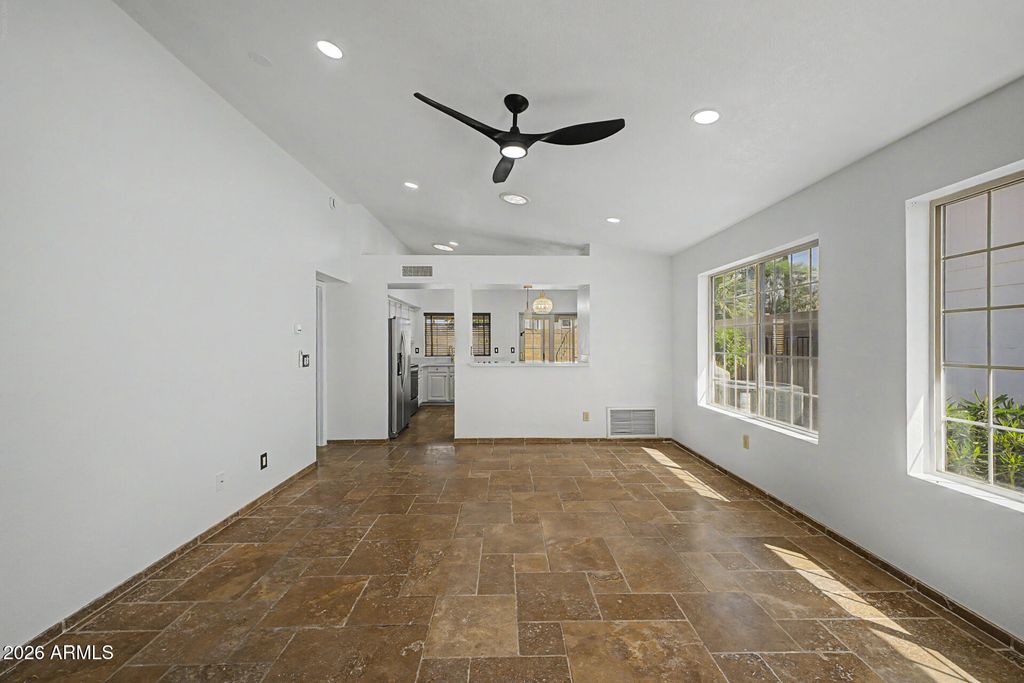 Image 9 of property listing at 9649 S 44TH Street, Phoenix, AZ 85044