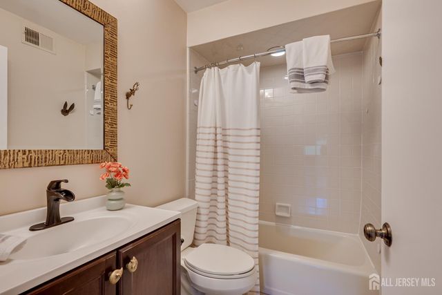 138 Oakmont Court, Edison, NJ 08820