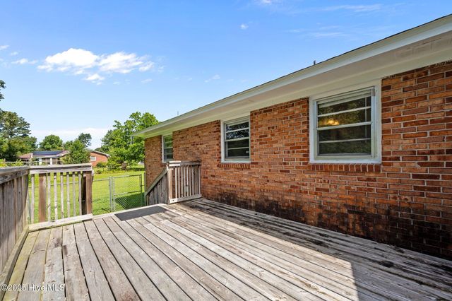 102 Mercer Road, Jacksonville, NC 28546