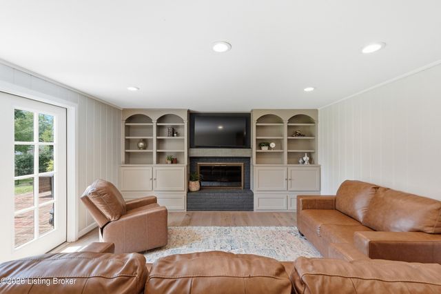 116 Sweetbriar Ln, Louisville, KY 40207