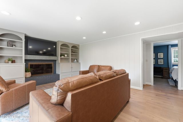 116 Sweetbriar Ln, Louisville, KY 40207