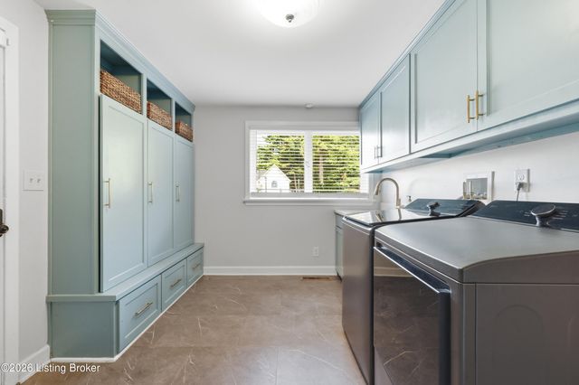 116 Sweetbriar Ln, Louisville, KY 40207