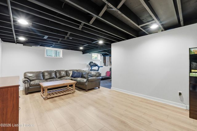 116 Sweetbriar Ln, Louisville, KY 40207