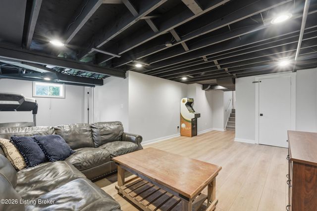 116 Sweetbriar Ln, Louisville, KY 40207