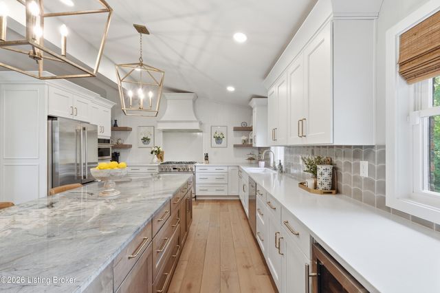 116 Sweetbriar Ln, Louisville, KY 40207