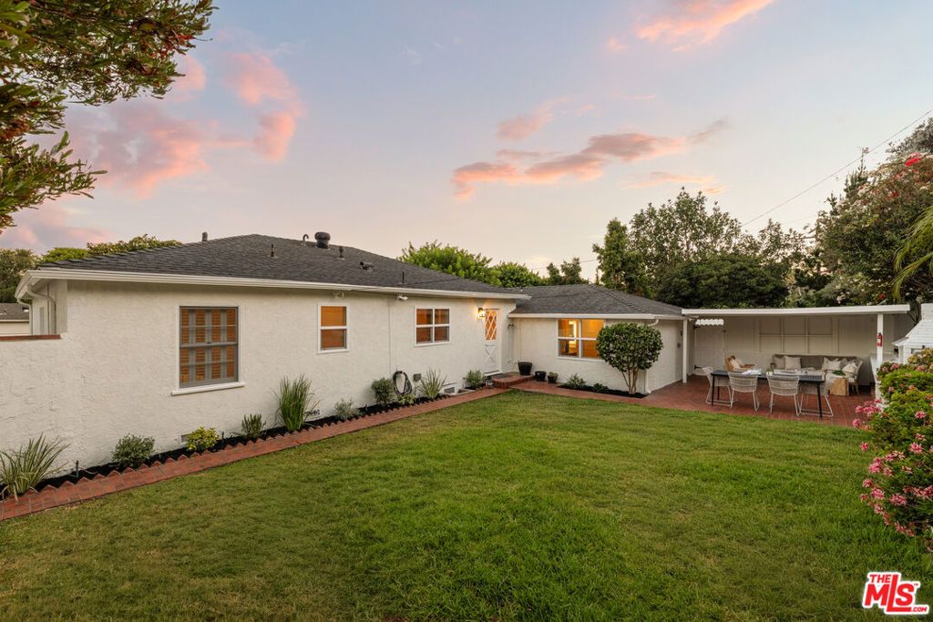 Image 11 of property listing at 5887 W 77th Place, Los Angeles, CA 90045