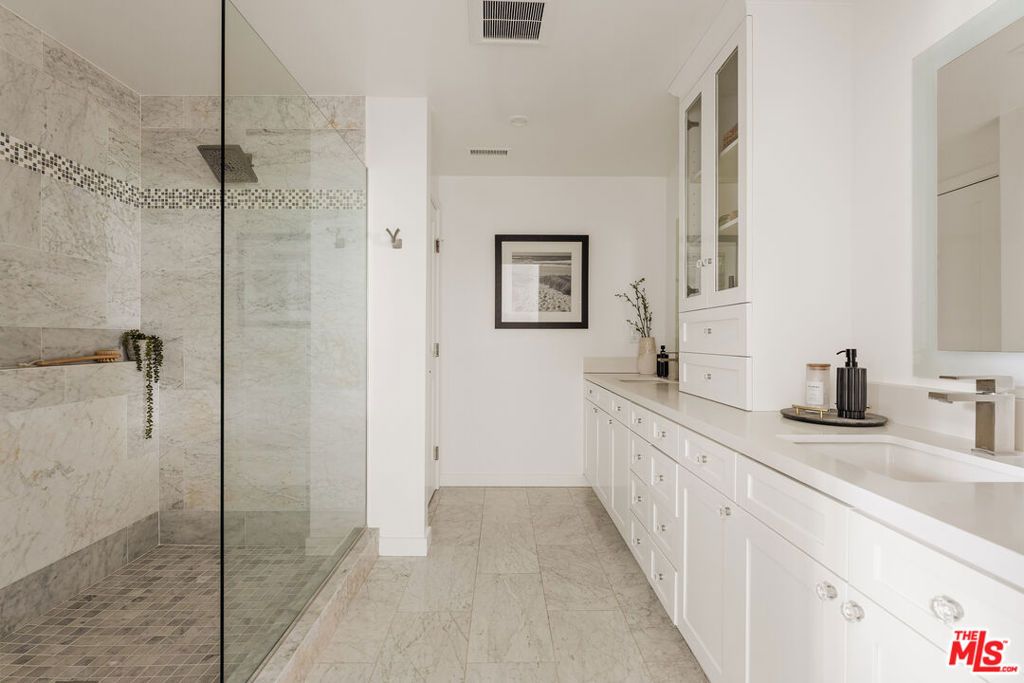 Image 17 of property listing at 5887 W 77th Place, Los Angeles, CA 90045