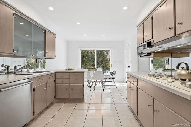 201 Dorchester Road, Scarsdale, NY 10583